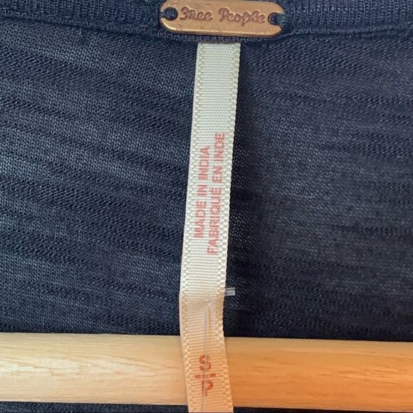 Black Top Free People Cap Sleeve Deep V Embellished Tee NWT Size Small Maya - Picture 6 of 7